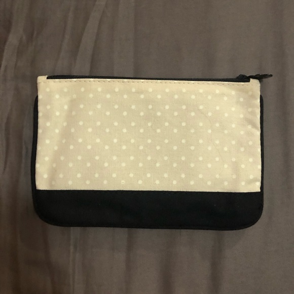 BUY2GET1FREE “Lip” Makeup Bag - Picture 2 of 2